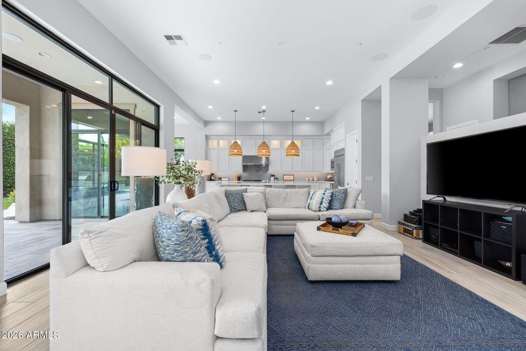 Image 15 of property listing at 2537 E TURNBERRY Drive, Gilbert, AZ 85298