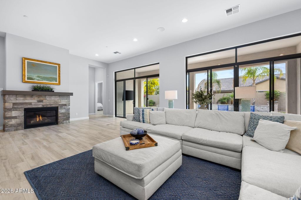Image 16 of property listing at 2537 E TURNBERRY Drive, Gilbert, AZ 85298