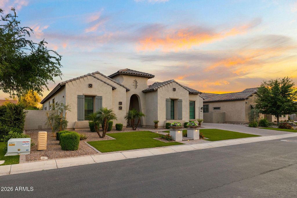 Image 2 of property listing at 2537 E TURNBERRY Drive, Gilbert, AZ 85298