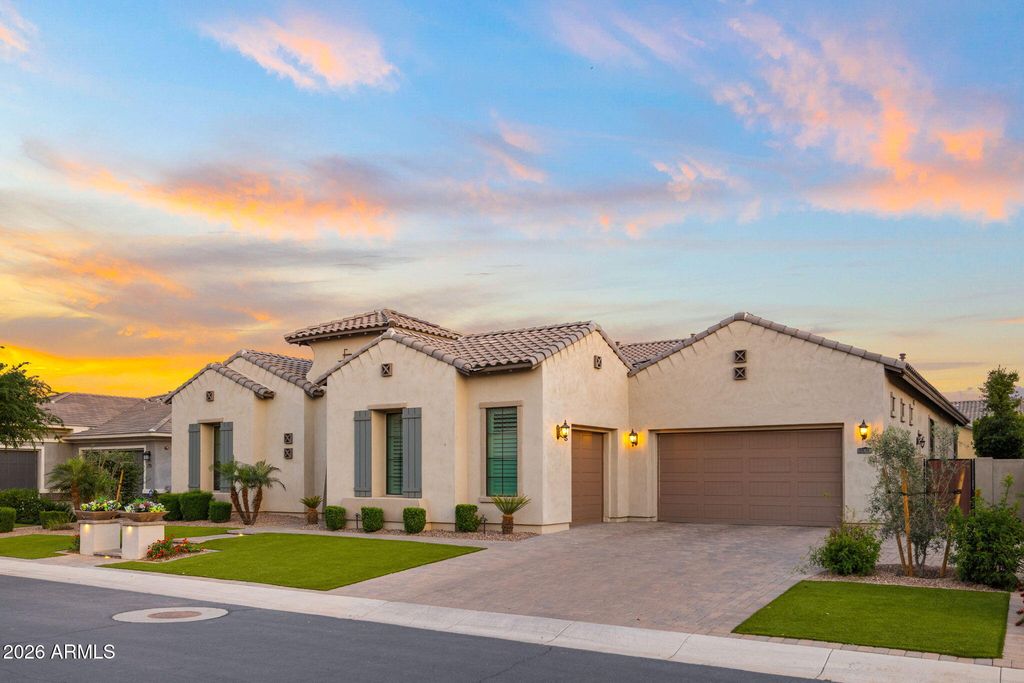 Image 4 of property listing at 2537 E TURNBERRY Drive, Gilbert, AZ 85298