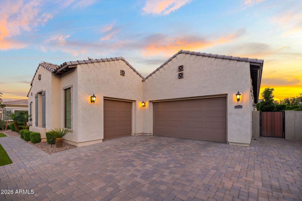 Image 5 of property listing at 2537 E TURNBERRY Drive, Gilbert, AZ 85298