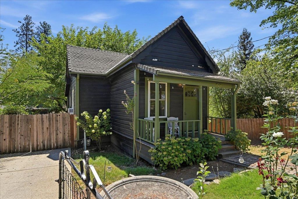 623 Brighton St, Grass Valley, CA 95945