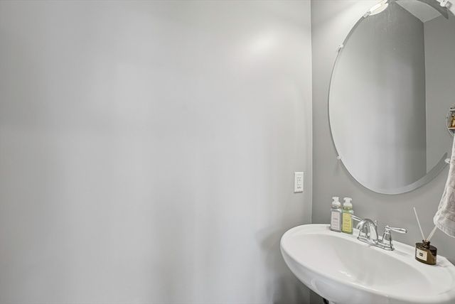 25 Spruce St 25, Hopkinton, MA 01748