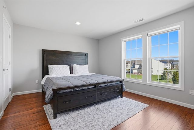 25 Spruce St 25, Hopkinton, MA 01748