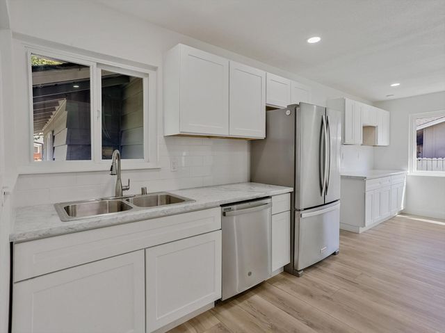 5851 Shenandoah Dr, Sacramento, CA 95841