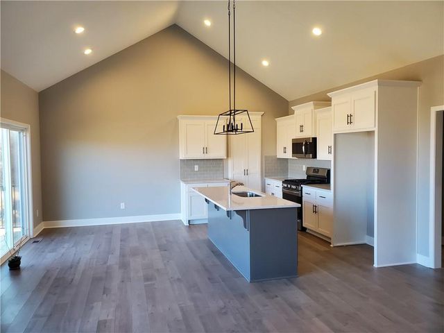 1202 NW 4th Street, Oak Grove, MO 64075