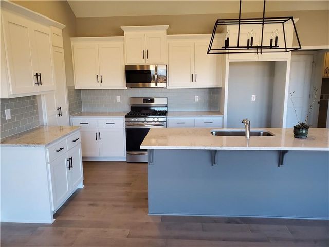 1202 NW 4th Street, Oak Grove, MO 64075