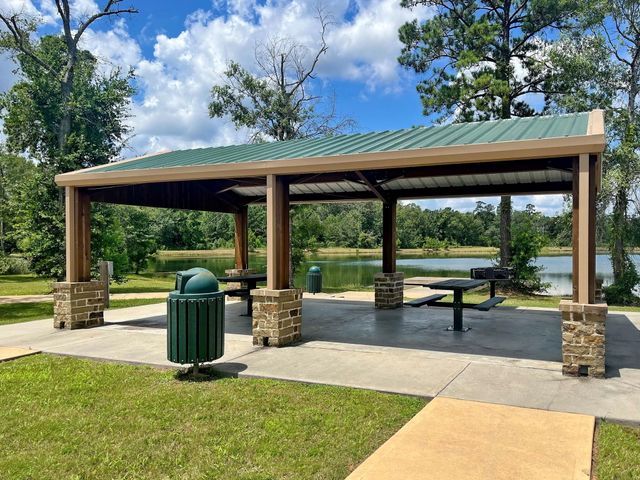 358 Shoreview Drive, Conroe, TX 77303