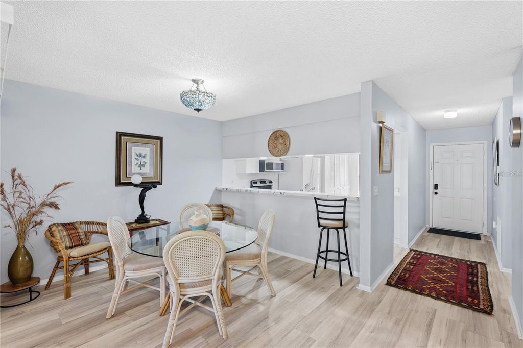 Image 6 of property listing at 5406 11TH STREET CIRCLE E, Bradenton, FL 34203