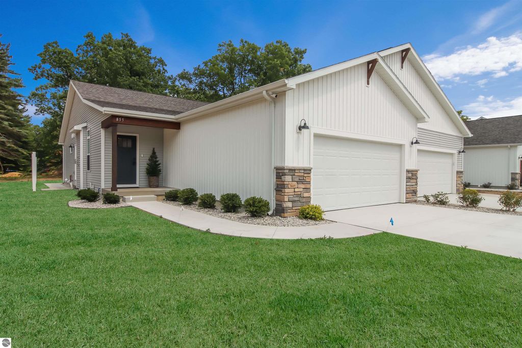 Image 1 of property listing at 1729 Linden Avenue # 18, Traverse City, MI 49686