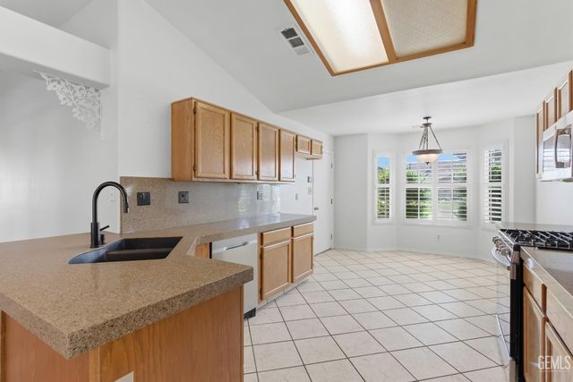 10008 Cheyenne Drive, Bakersfield, CA 93312