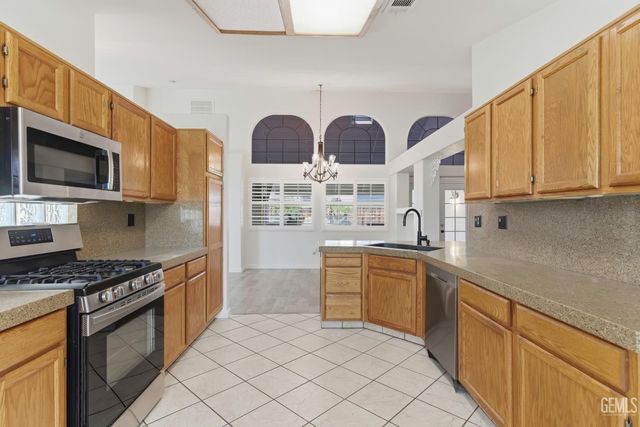 10008 Cheyenne Drive, Bakersfield, CA 93312