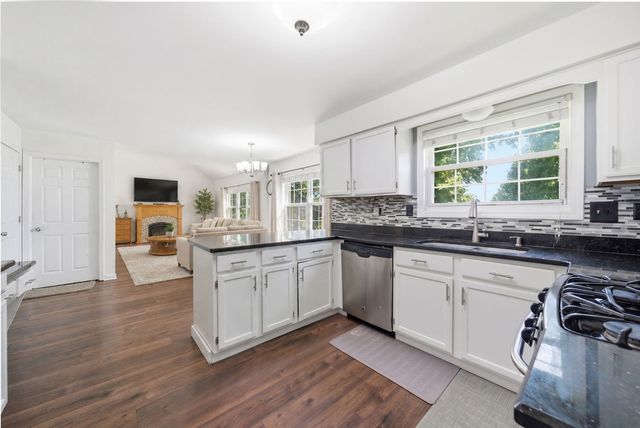 636 Briarwood Lane, Oswego, IL 60543