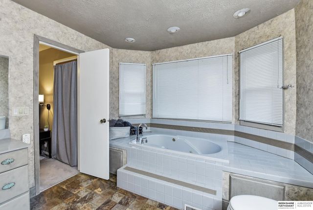1105 Hackney Drive, Papillion, NE 68046