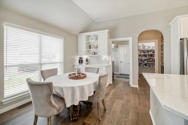 8200 Summerleaf Drive, Arlington, TX 76001