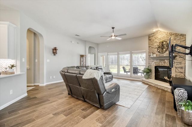 8200 Summerleaf Drive, Arlington, TX 76001