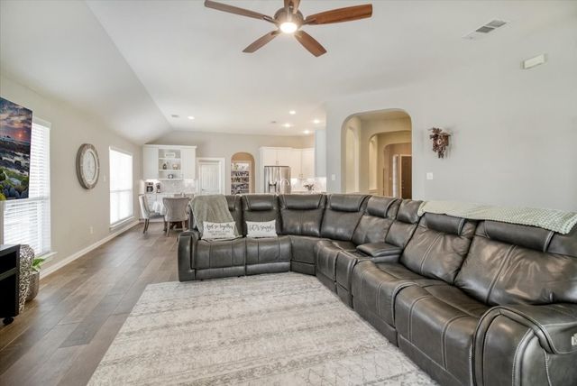 8200 Summerleaf Drive, Arlington, TX 76001