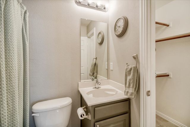 8200 Summerleaf Drive, Arlington, TX 76001