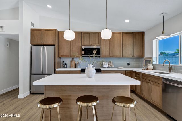 10901 W SELLS Drive, Phoenix, AZ 85037