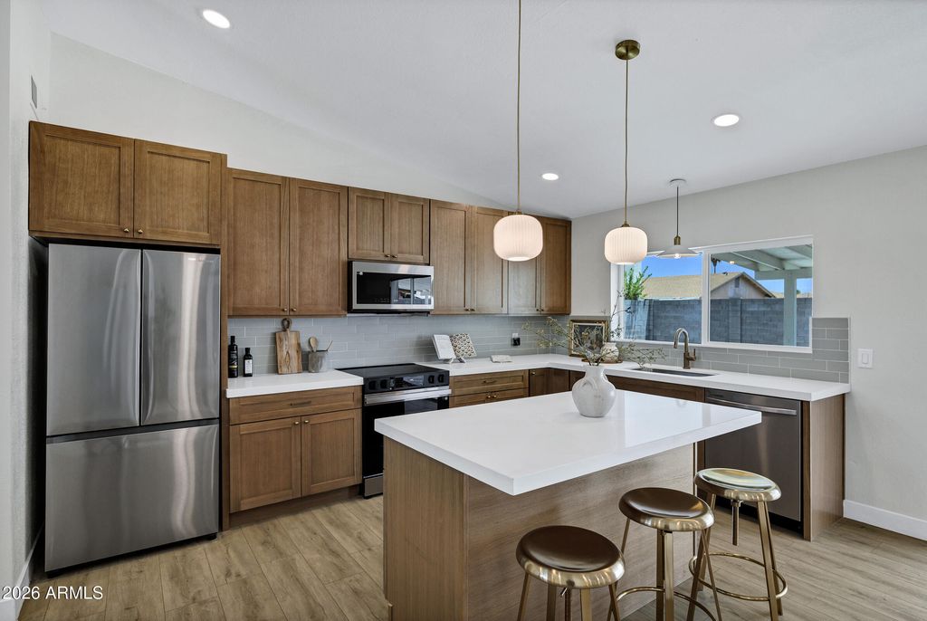 10901 W SELLS Drive, Phoenix, AZ 85037