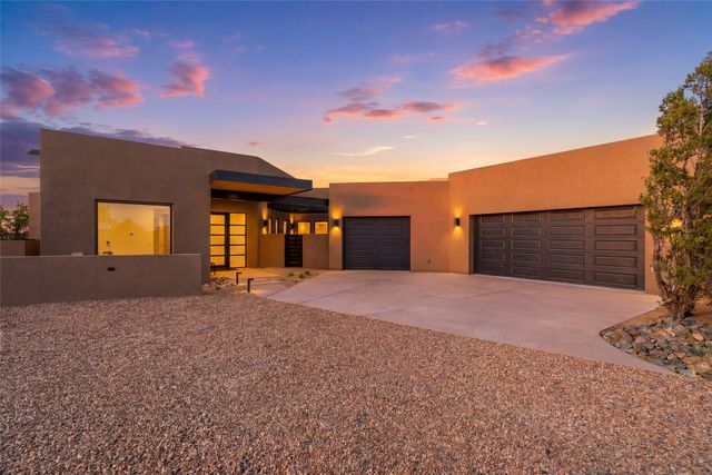135 Paseo Aragon, Santa Fe, NM 87506