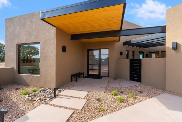 135 Paseo Aragon, Santa Fe, NM 87506