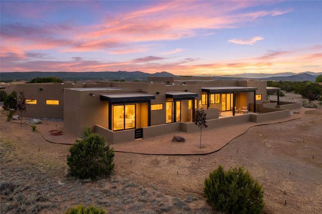 135 Paseo Aragon, Santa Fe, NM 87506