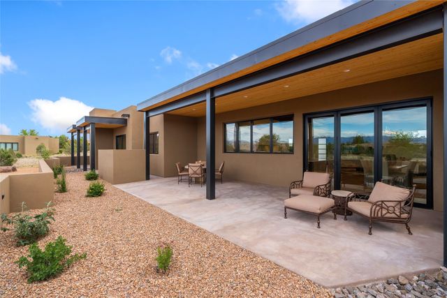 135 Paseo Aragon, Santa Fe, NM 87506