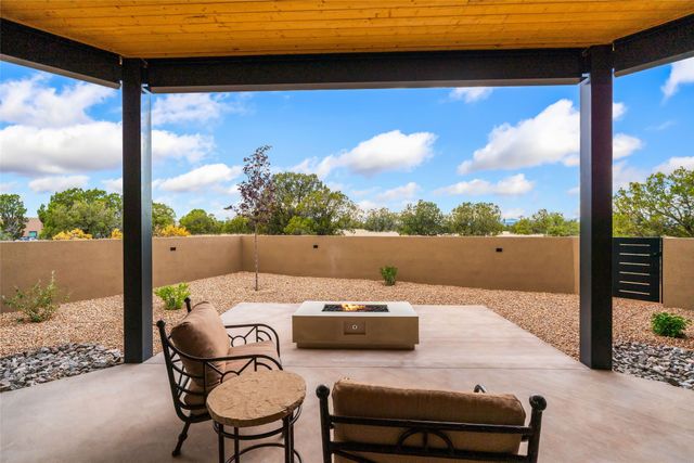 135 Paseo Aragon, Santa Fe, NM 87506