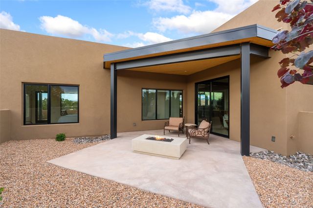 135 Paseo Aragon, Santa Fe, NM 87506