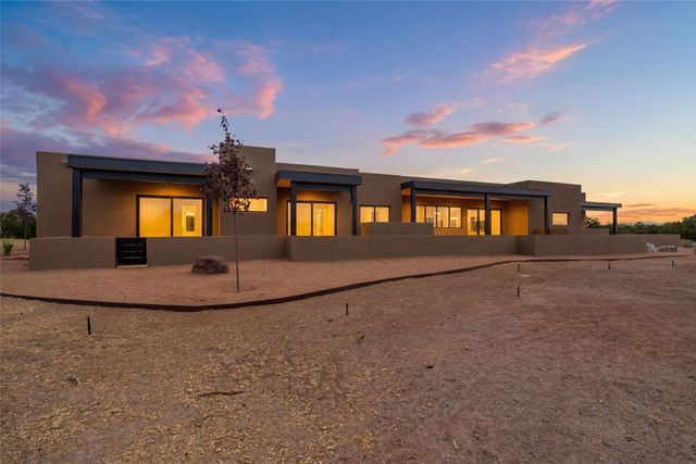 135 Paseo Aragon, Santa Fe, NM 87506