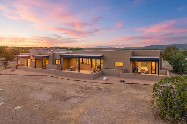 135 Paseo Aragon, Santa Fe, NM 87506