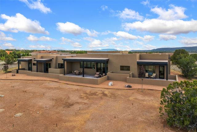 135 Paseo Aragon, Santa Fe, NM 87506