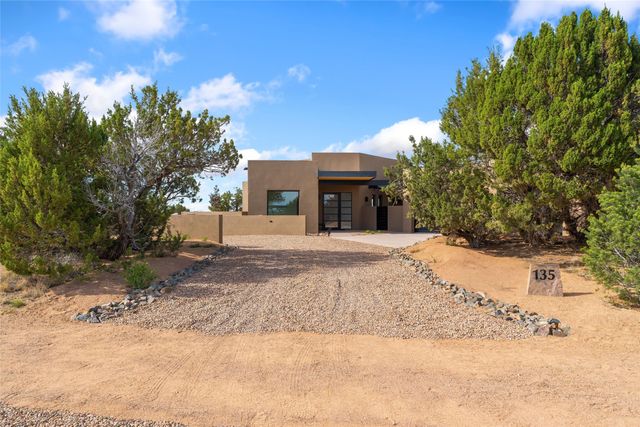 135 Paseo Aragon, Santa Fe, NM 87506