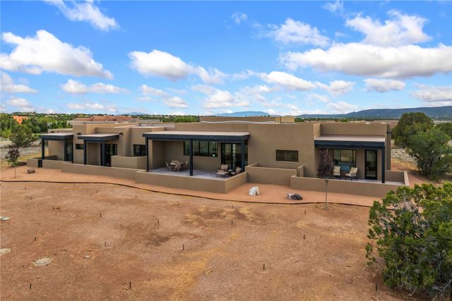 135 Paseo Aragon, Santa Fe, NM 87506