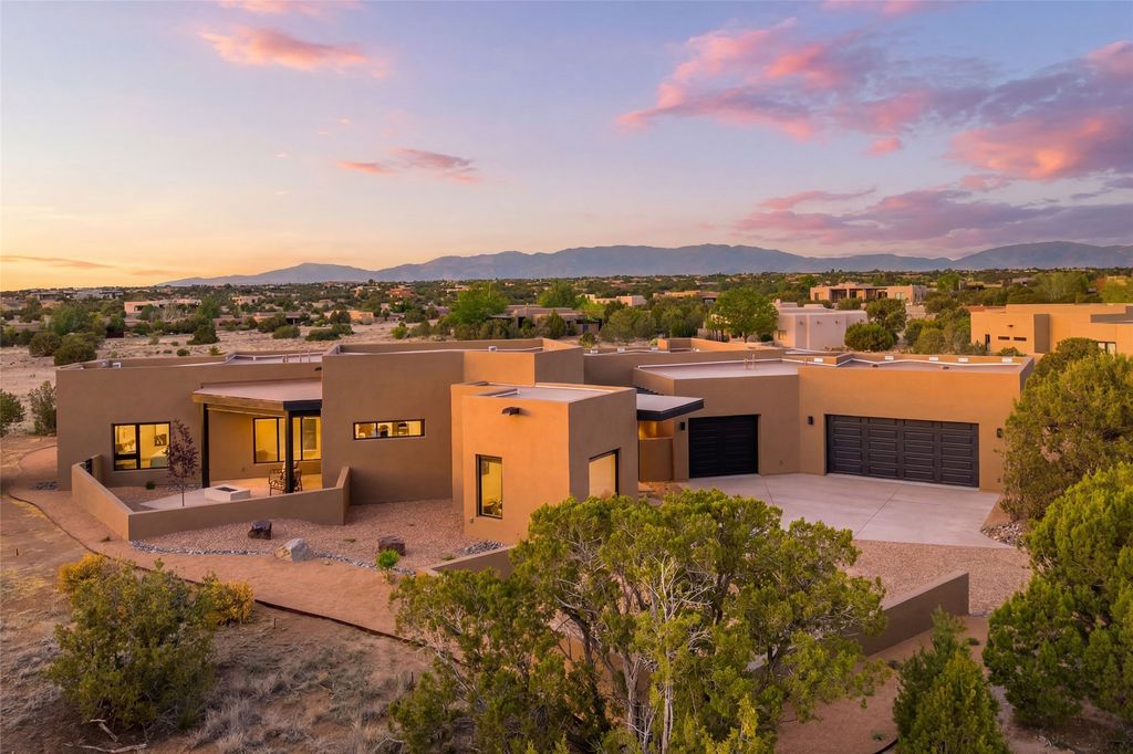 135 Paseo Aragon, Santa Fe, NM 87506