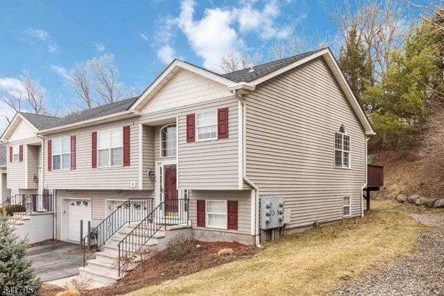 32 Oak Point Dr, Hamburg Boro, NJ 07419
