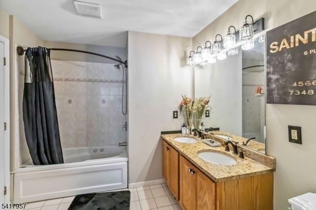 32 Oak Point Dr, Hamburg Boro, NJ 07419