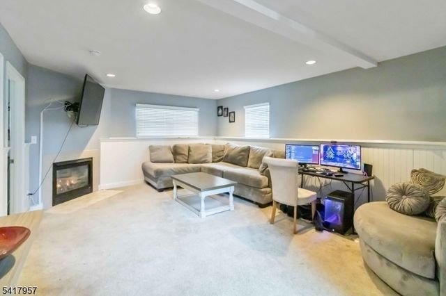 32 Oak Point Dr, Hamburg Boro, NJ 07419
