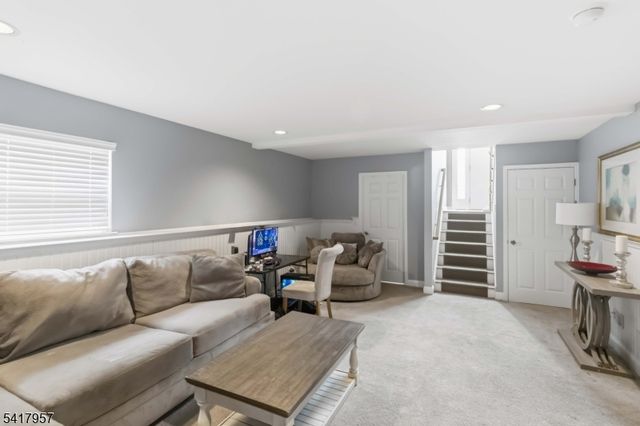 32 Oak Point Dr, Hamburg Boro, NJ 07419