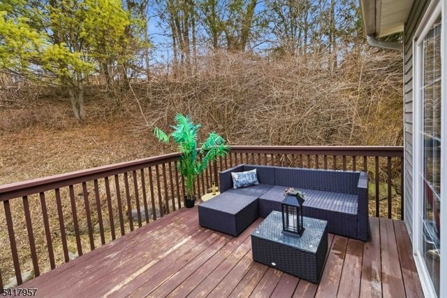 32 Oak Point Dr, Hamburg Boro, NJ 07419