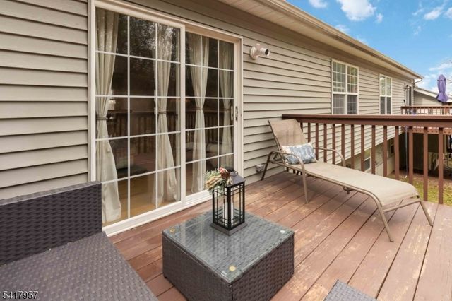 32 Oak Point Dr, Hamburg Boro, NJ 07419