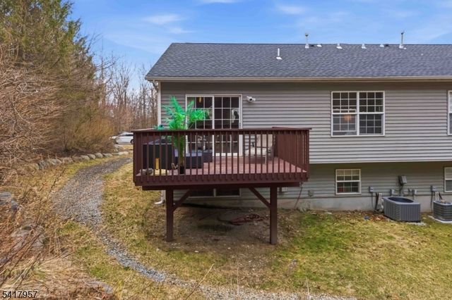 32 Oak Point Dr, Hamburg Boro, NJ 07419