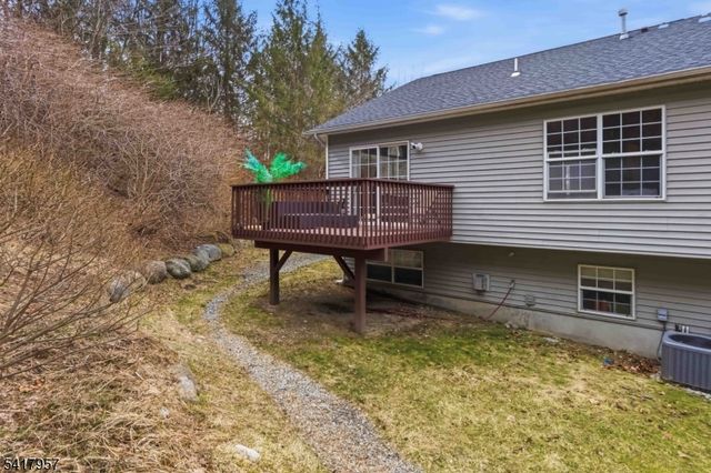 32 Oak Point Dr, Hamburg Boro, NJ 07419