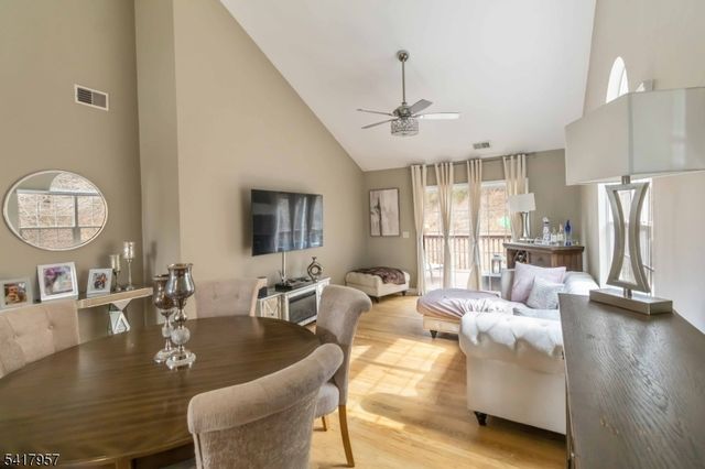 32 Oak Point Dr, Hamburg Boro, NJ 07419