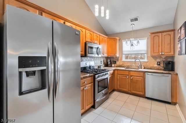 32 Oak Point Dr, Hamburg Boro, NJ 07419
