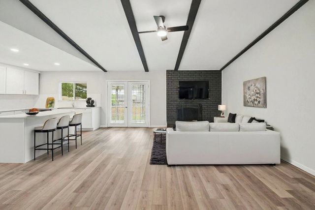2221 Pennington Drive, Arlington, TX 76014
