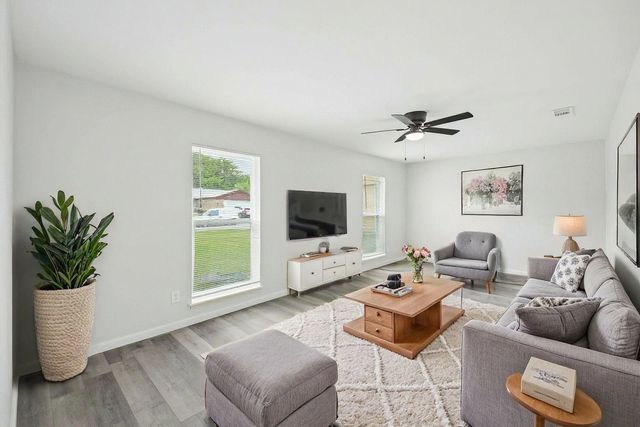 2221 Pennington Drive, Arlington, TX 76014
