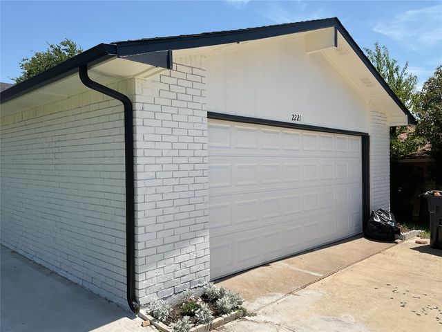 2221 Pennington Drive, Arlington, TX 76014