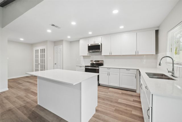 2221 Pennington Drive, Arlington, TX 76014